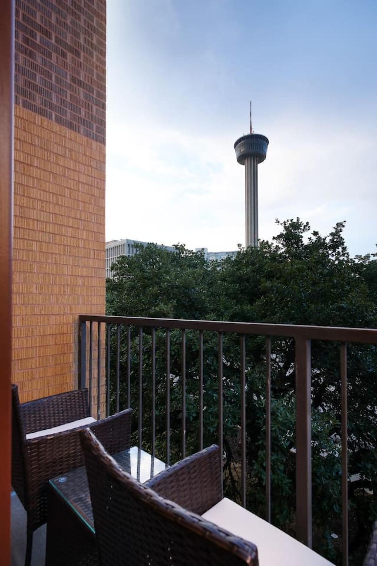 Cozy 1br-w Parking & Pool, Near Rvrwlk & Conv Ctr Apartment